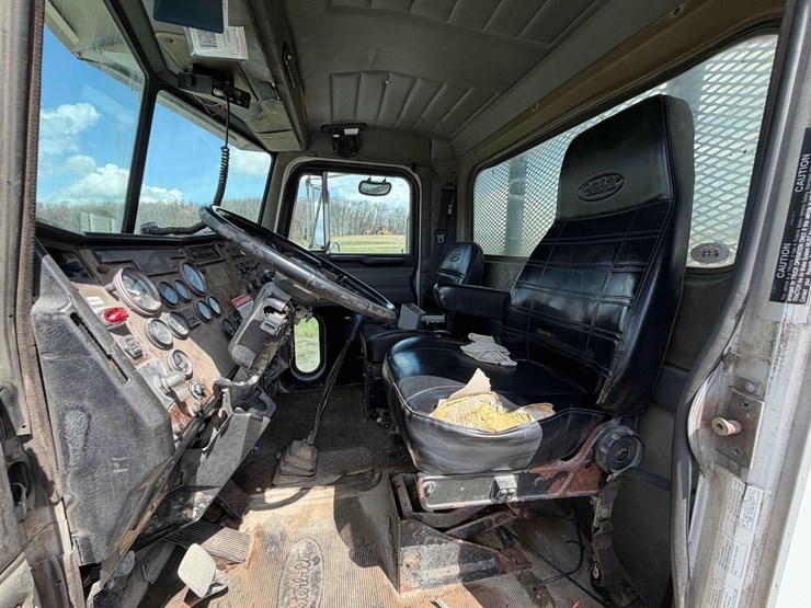 2000-peterbilt-357-image-25