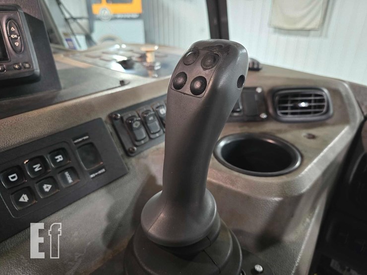 2018-peterbilt-320-image-14