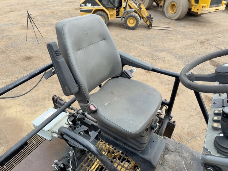 2013-caterpillar-ap-1055e-image-36