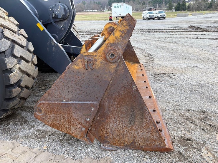 2020-deere-744l-image-13