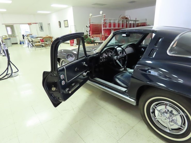 1963-chevrolet-corvette-stingray-split-window-coupe-image-28