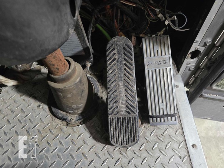 2008-peterbilt-320-image-11