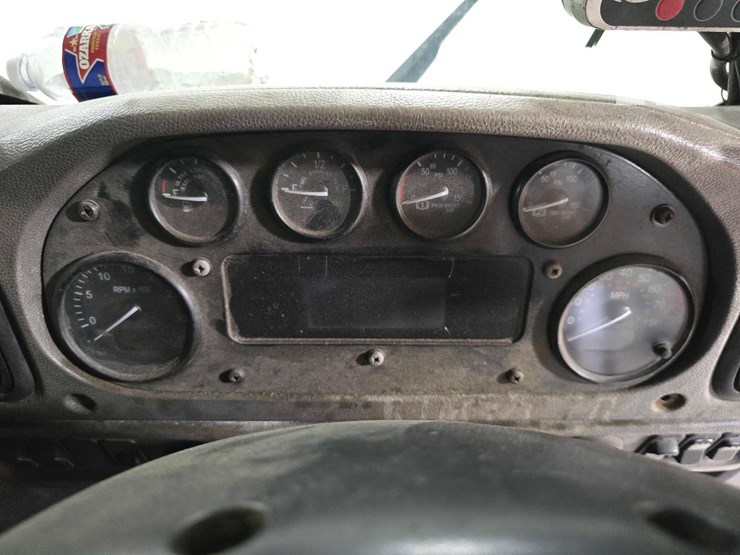 2018-peterbilt-320-image-12