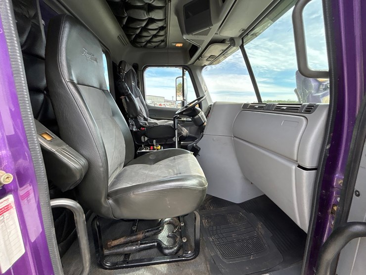 2010-massey-ferguson-8-image-59