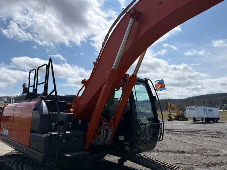 2020-hitachi-zx200-image-12