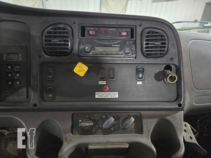 2015-freightliner-business-class-m2-106-image-15