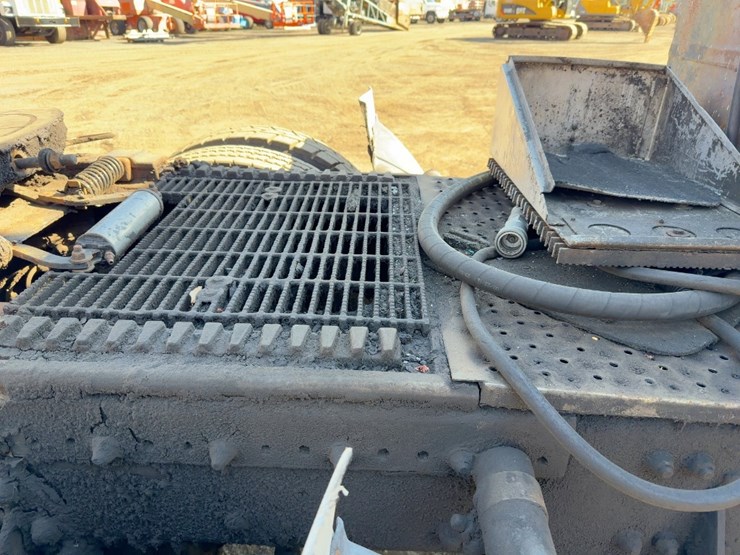 1999-freightliner-fl112-image-13