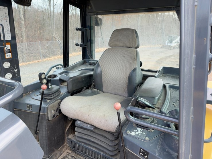 2014-deere-750k-lgp-image-36