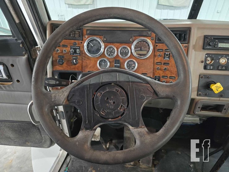 2009-peterbilt-340-image-10