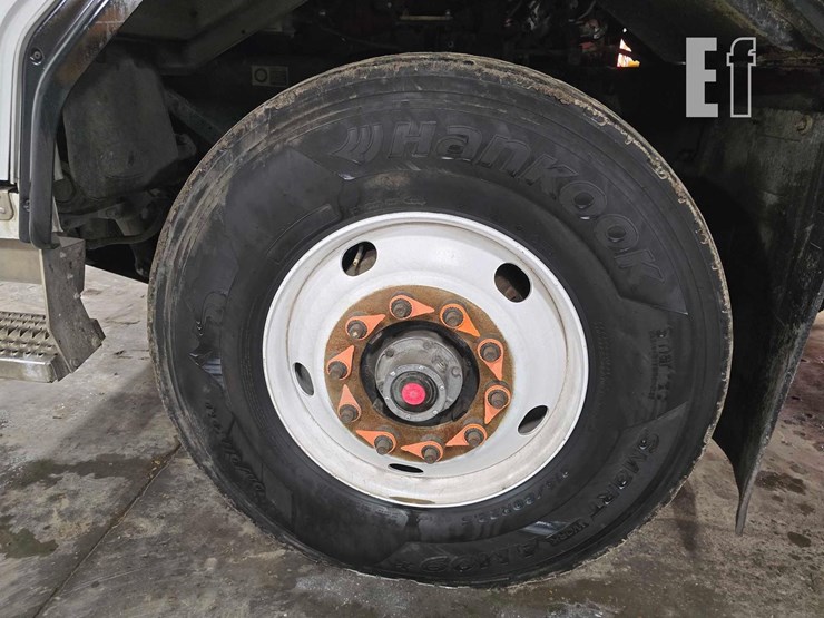 2018-peterbilt-320-image-34