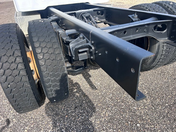 #1008-•-international-cab-and-chassis-image-20