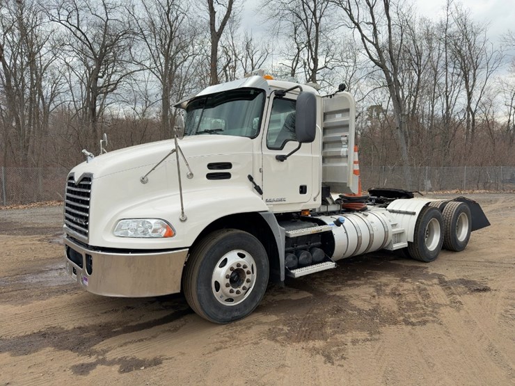 2018-mack-pinnacle-cxu613-image-1