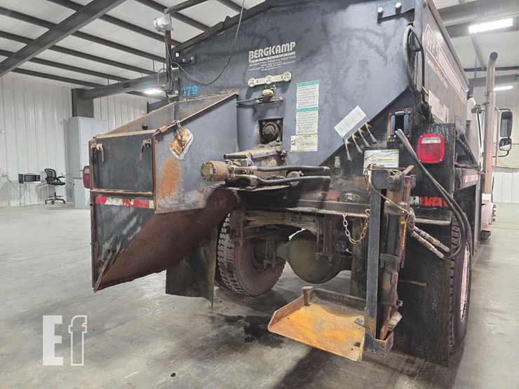 2015-freightliner-business-class-m2-106-image-19