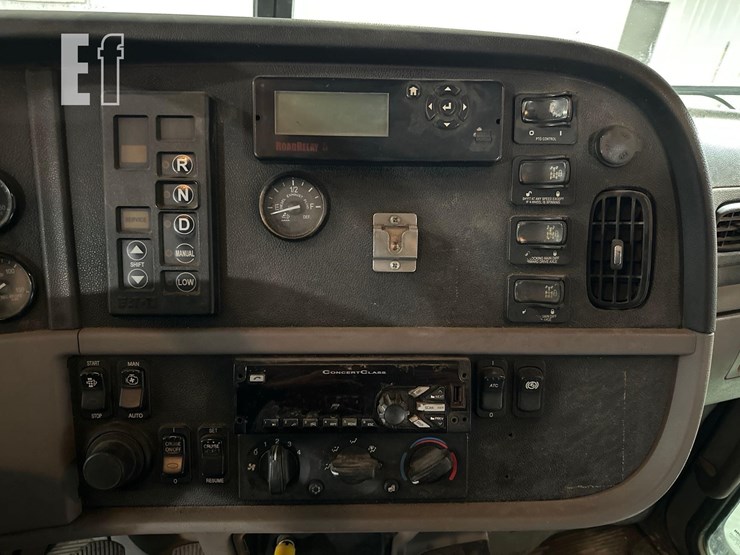 2017-peterbilt-367-image-23