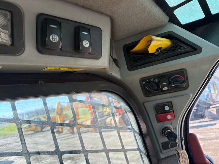 2019-caterpillar-242d-image-21