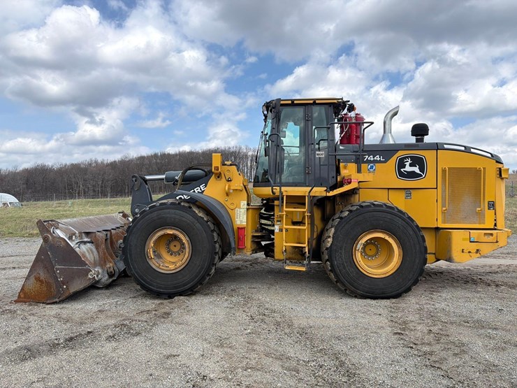 2020-deere-744l-image-1