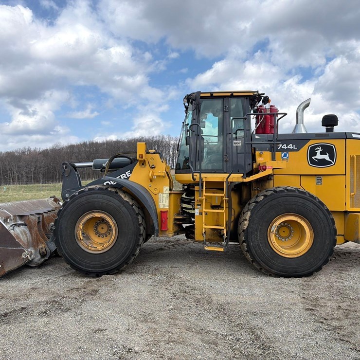 2020 DEERE 744L