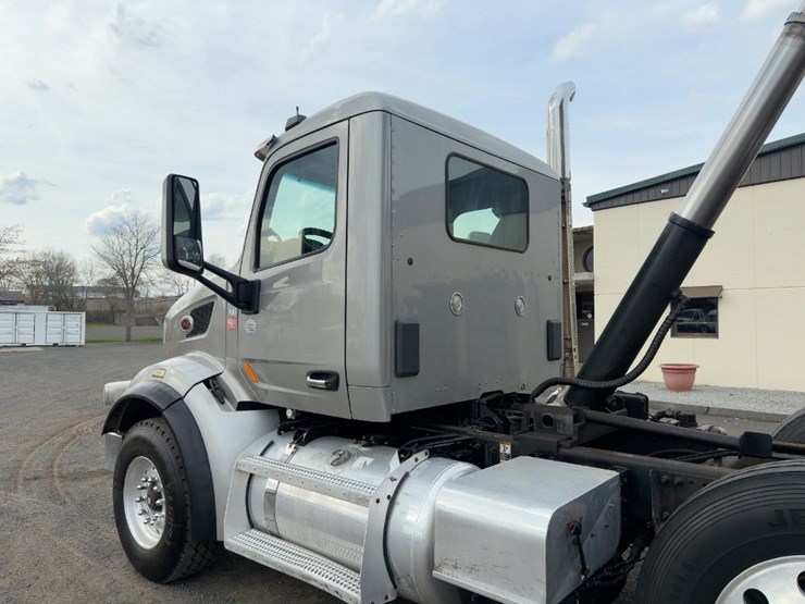 2015-peterbilt-567-image-13