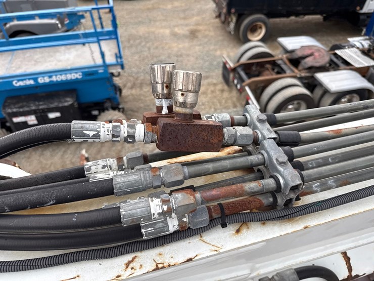 2010-massey-ferguson-8-image-61