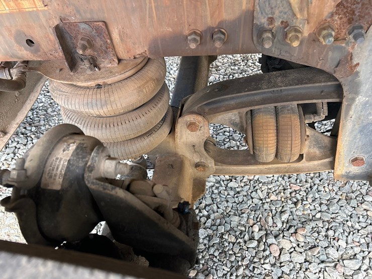 2010-massey-ferguson-8-image-32