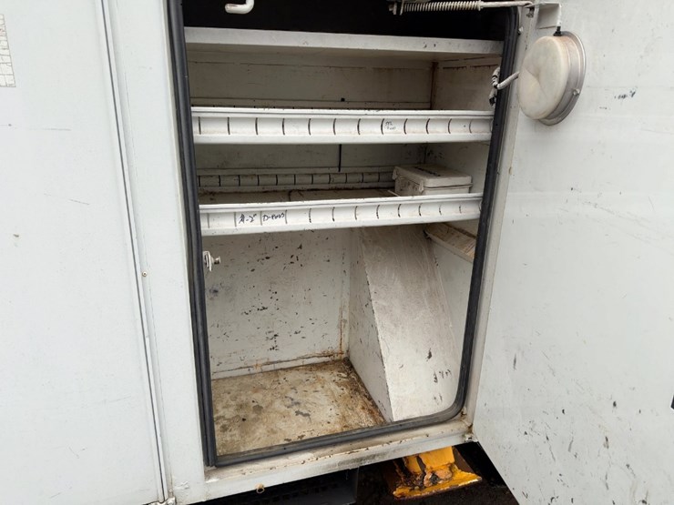 2002-freightliner-fl70-image-22