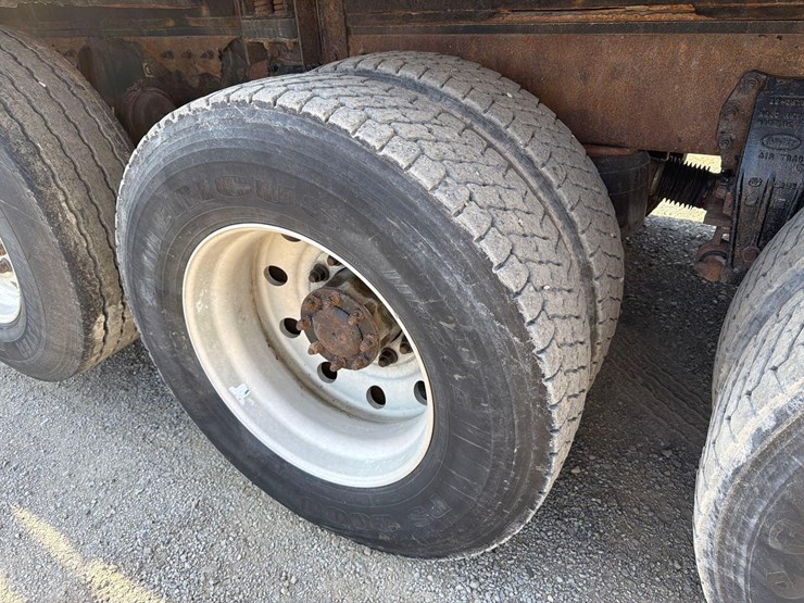 2012-peterbilt-389-image-15