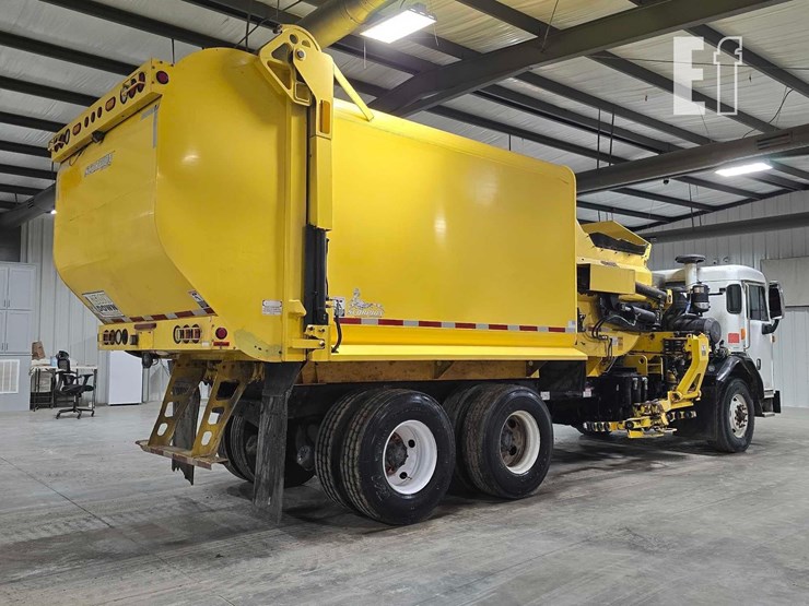 2018-peterbilt-320-image-3