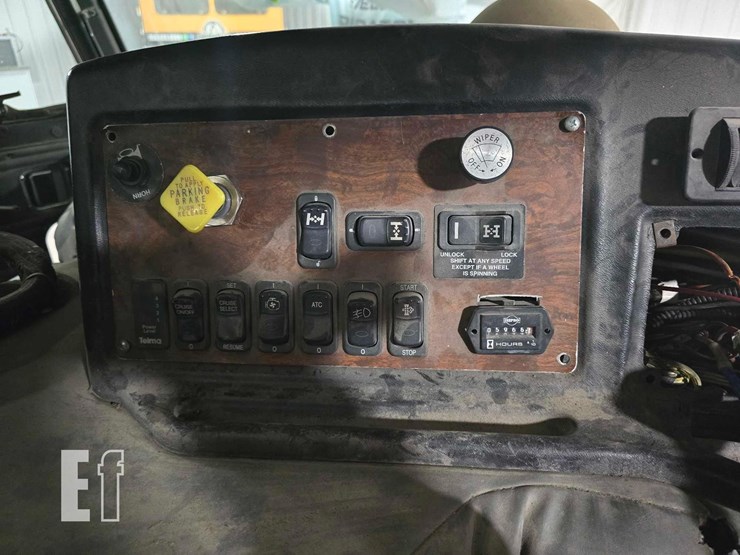 2008-peterbilt-320-image-17