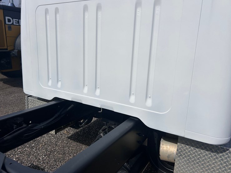 #1008-•-international-cab-and-chassis-image-36