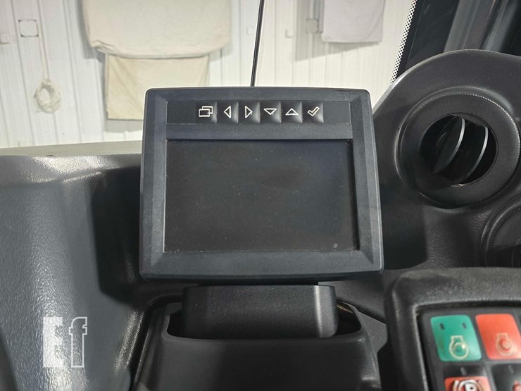 2021-deere-260e-image-14