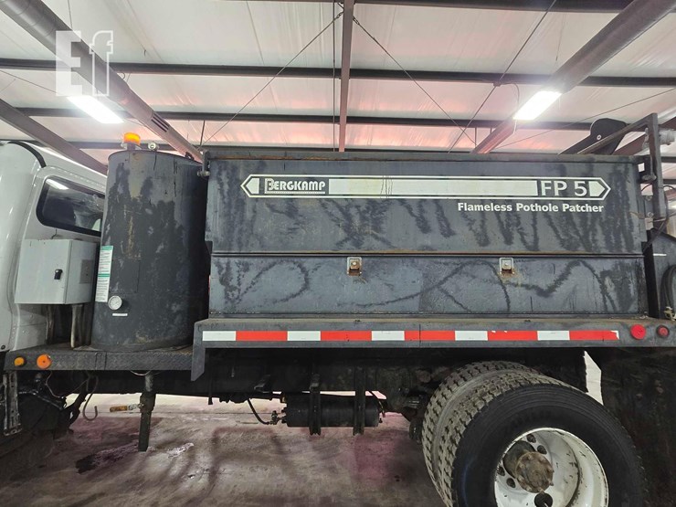 2015-freightliner-business-class-m2-106-image-16