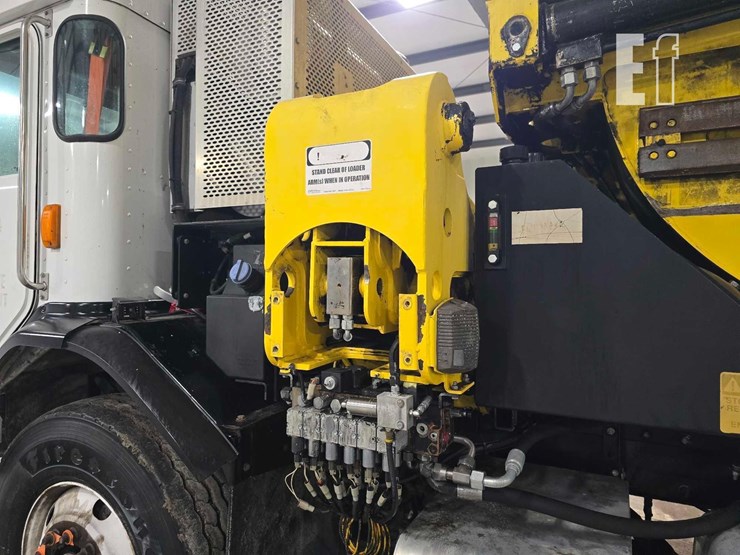 2018-peterbilt-320-image-19