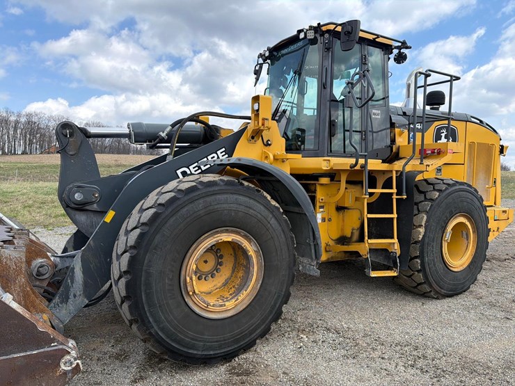 2020-deere-744l-image-2