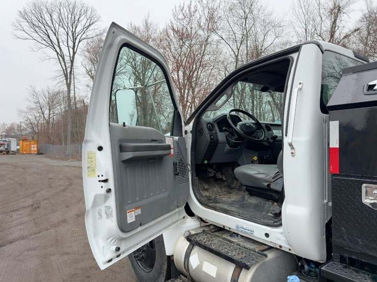 2013-ford-f750-xl-image-24