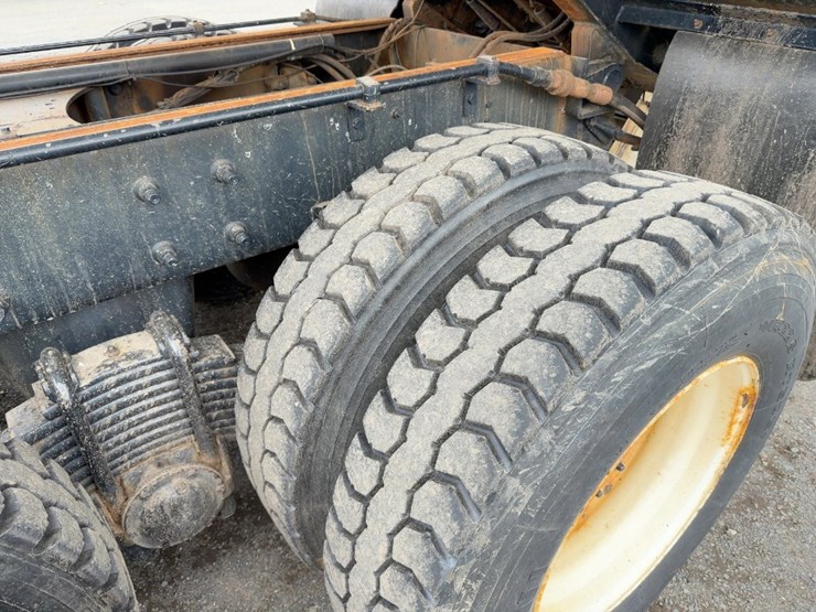 2010-mack-granite-gu713-image-23