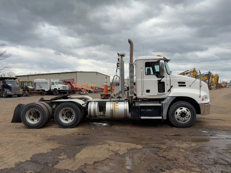 2018-mack-pinnacle-cxu613-image-6