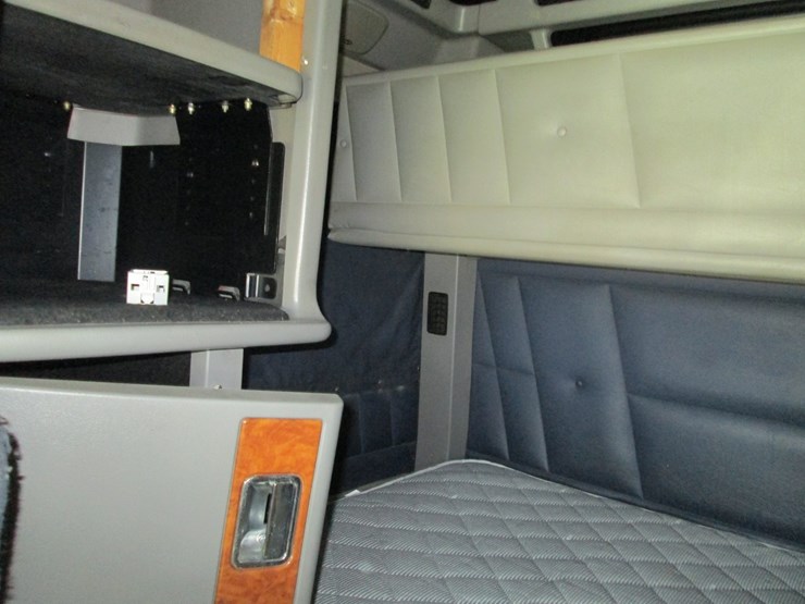 2008-peterbilt-389-image-36