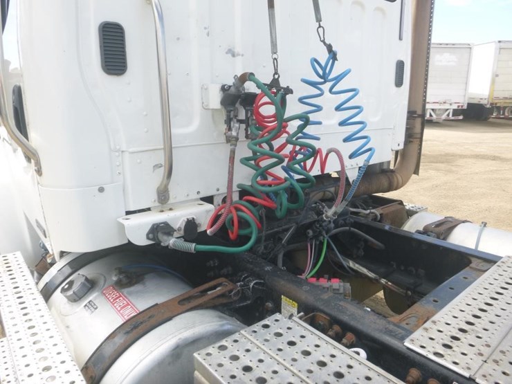 2012-freightliner-m2-s/a-truck-tractor-image-9