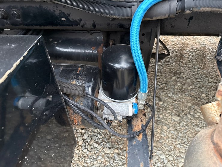 2010-massey-ferguson-8-image-31