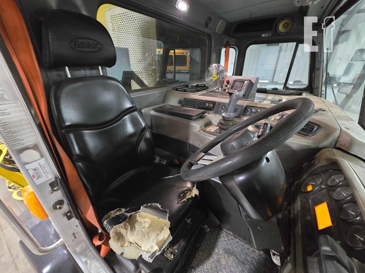 2018-peterbilt-320-image-9