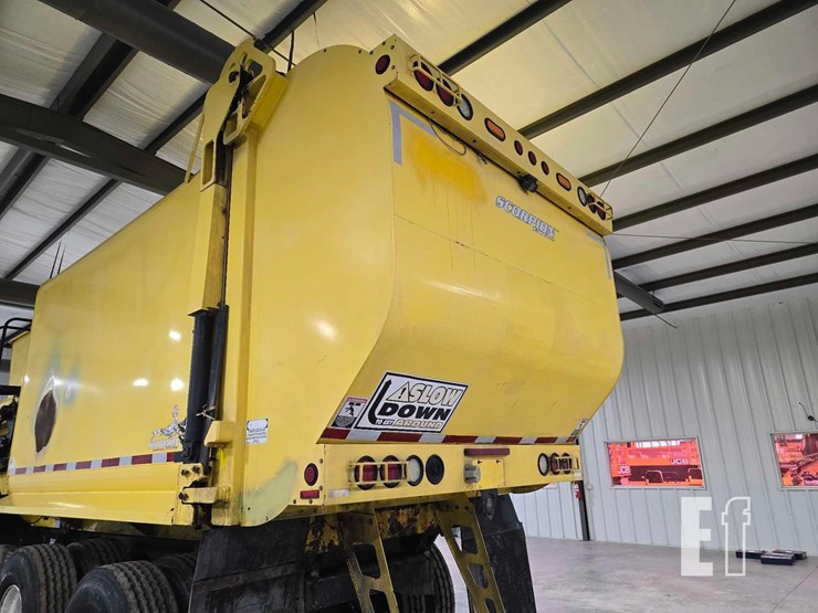 2018-peterbilt-320-image-20