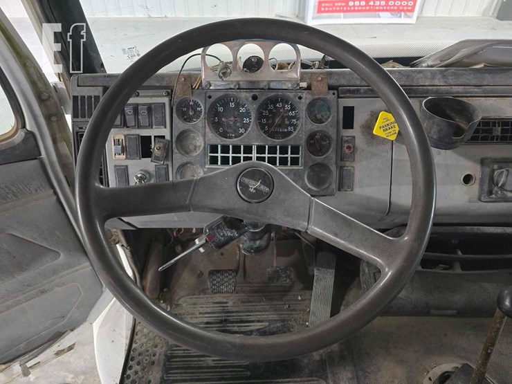 1994-freightliner-fl70-image-10