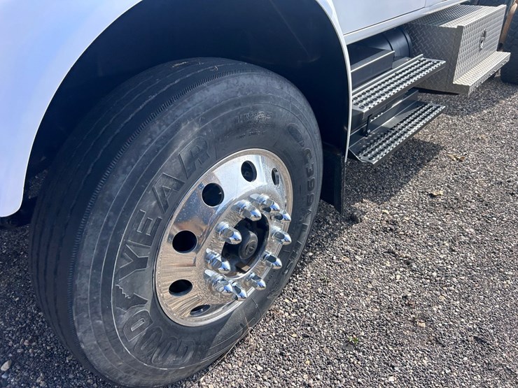 #1008-•-international-cab-and-chassis-image-11