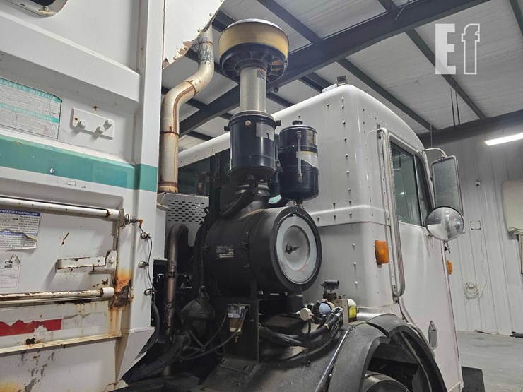 2008-peterbilt-320-image-25