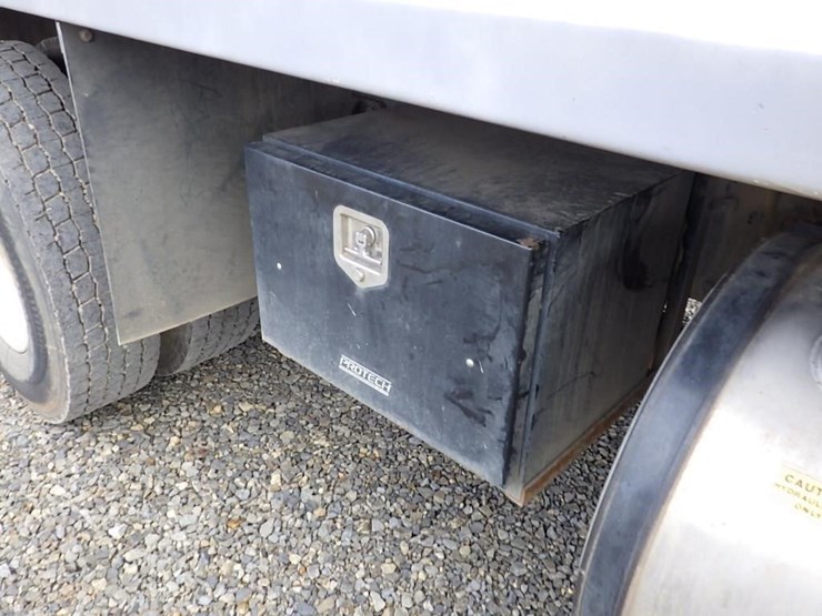 2010-peterbilt-337-image-19