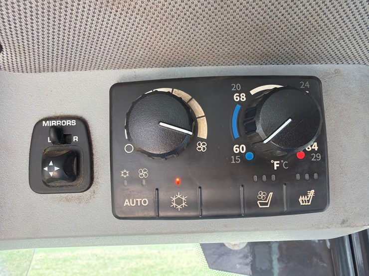 2022-john-deere-844-image-27