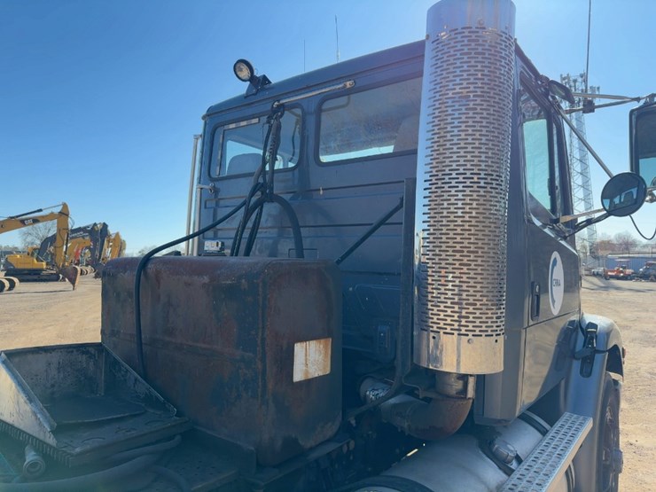 1999-freightliner-fl112-image-12