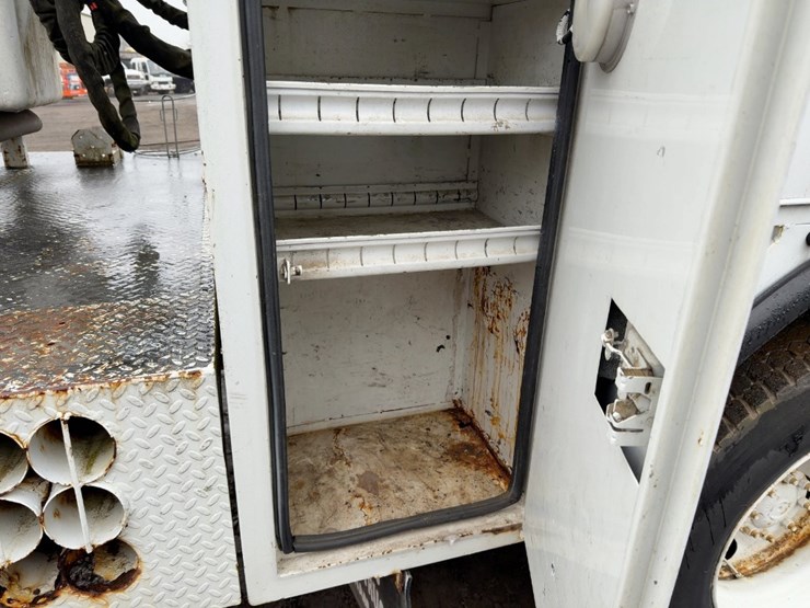 2002-freightliner-fl70-image-19