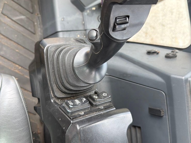 2020-deere-744l-image-21