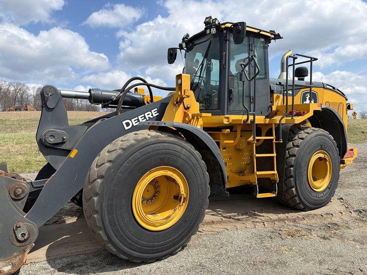 2022-deere-744l-image-2